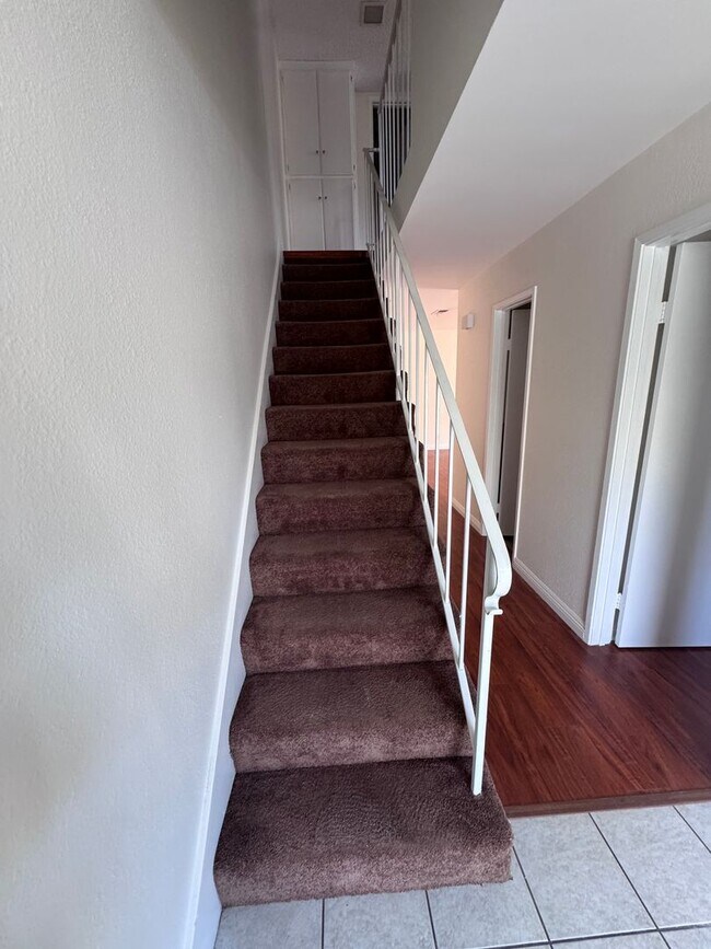 Building Photo - 4 bed townhouse central  Clairemont