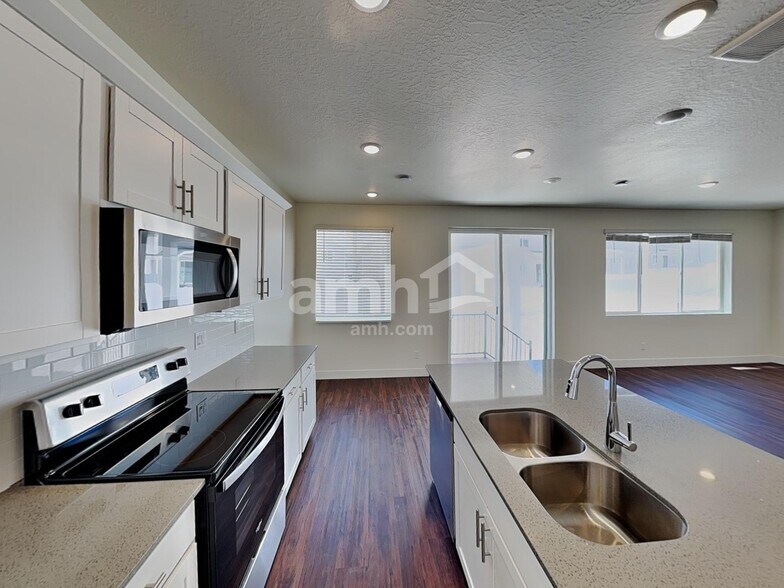 Building Photo - 1211 Redbud Dr