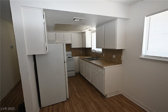 Building Photo - 2301 Stewart Ave
