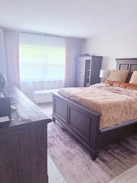 Building Photo - 545 Oaks Ln