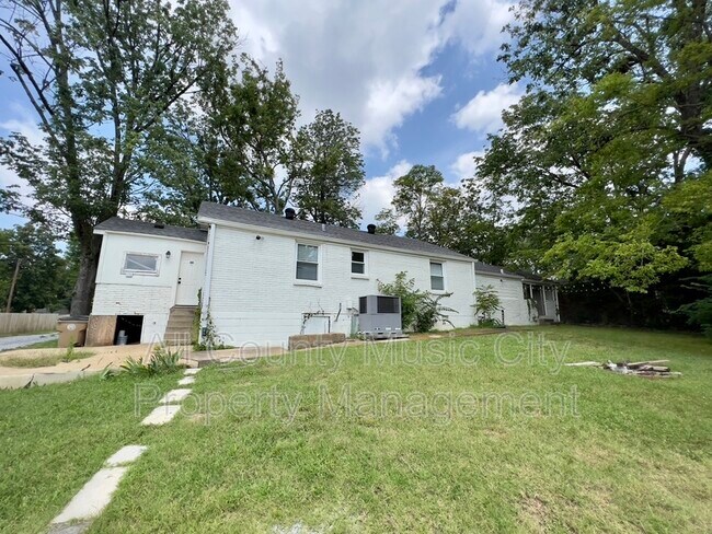 Building Photo - 1013 Chadwell Dr