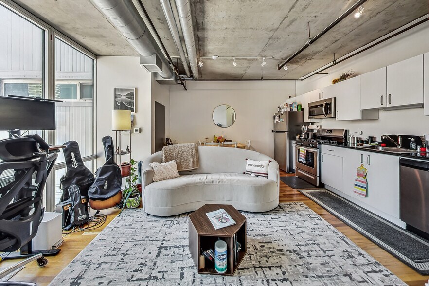 Building Photo - 700 W Van Buren St