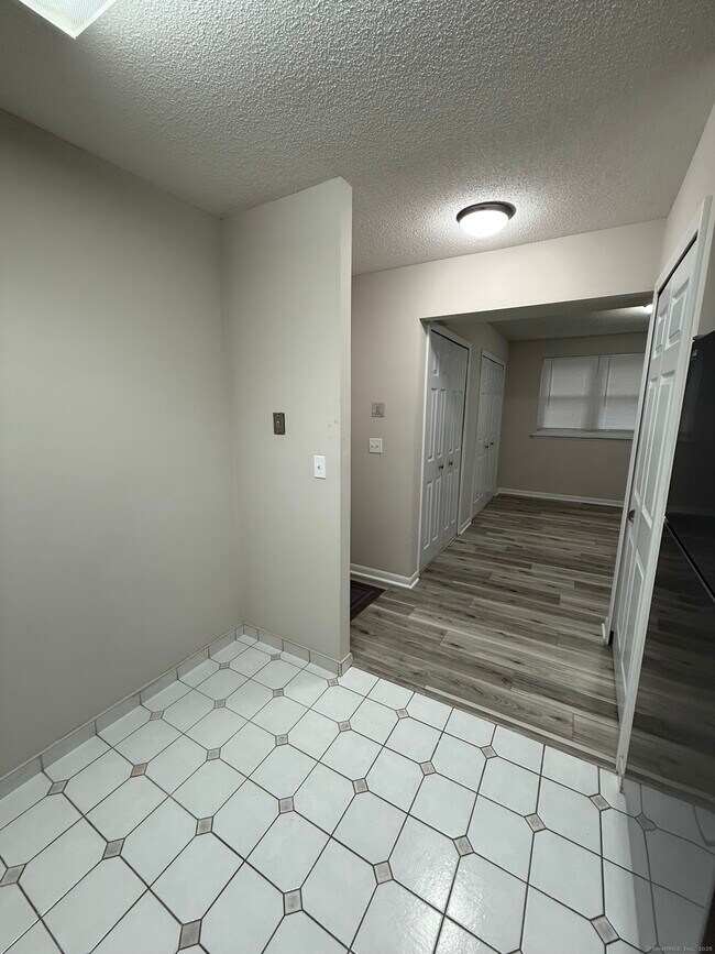 Building Photo - 402 Twin Circle Dr