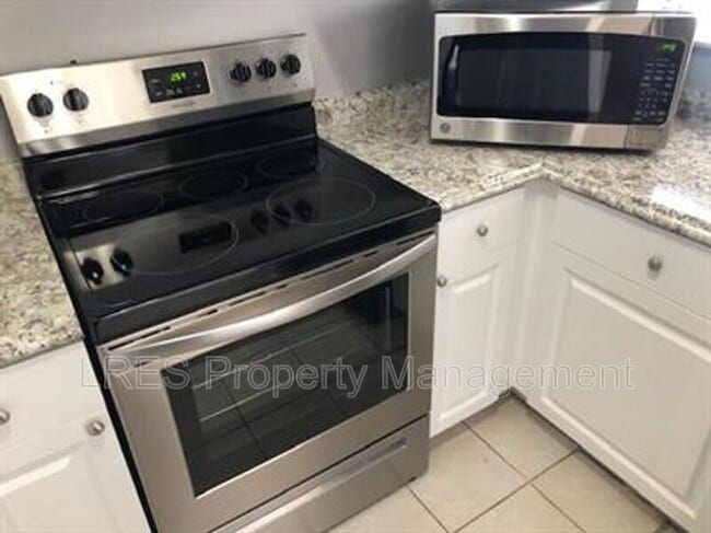 Building Photo - 139 Scottsdale Square