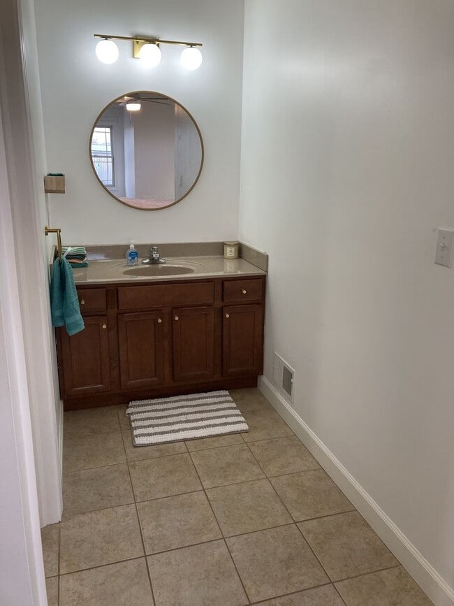 Building Photo - Charming 3 Bedroom, 2.5 Bathroom Home Fully Furnished in Benton Harbor Close to Lake Michigan and...