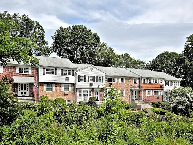 Building Photo - 605 Woodland Hills Rd