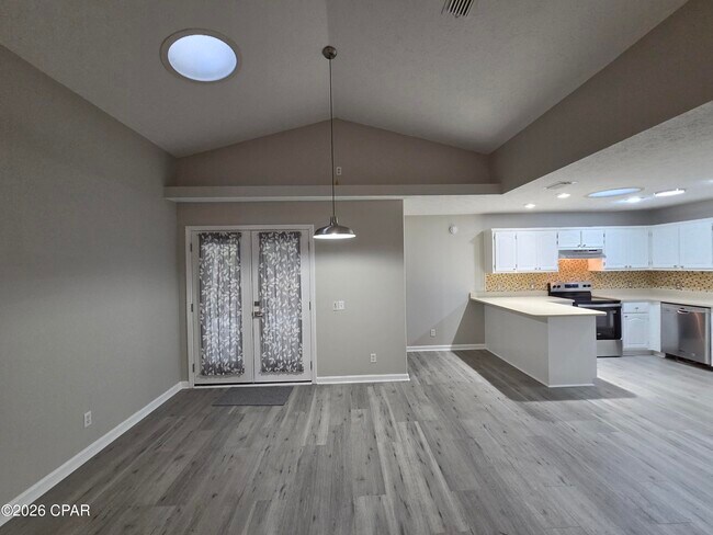 Building Photo - 5810 Sunset Ave