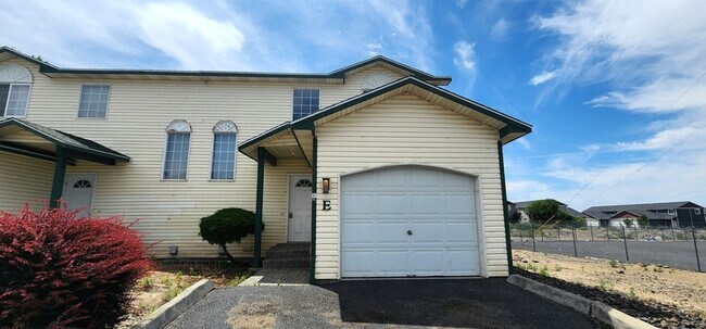 Primary Photo - 1330 S Skyline Dr