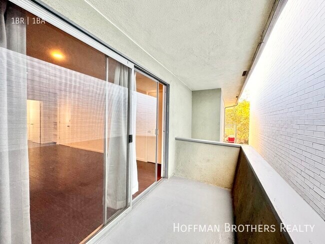 Building Photo - 8229 De Longpre Ave