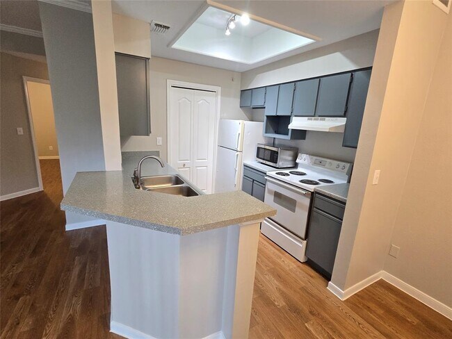 Building Photo - 6000 Shepherd Mountain Cove