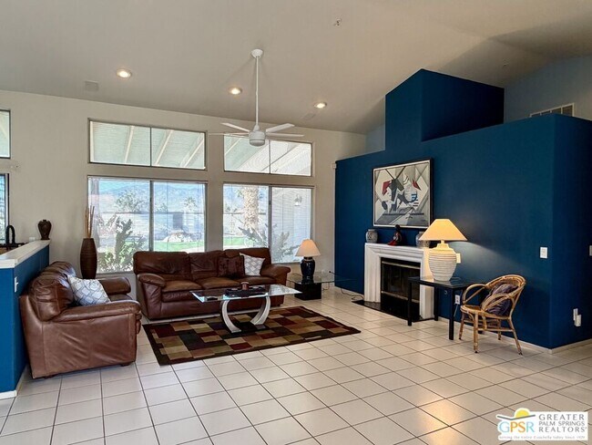 Building Photo - 9939 Vía Real