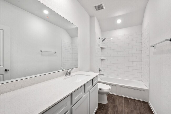 Building Photo - 653 Royal Arch Dr