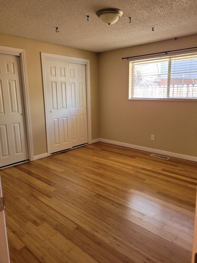 Building Photo - Pet Friendly Carson Home