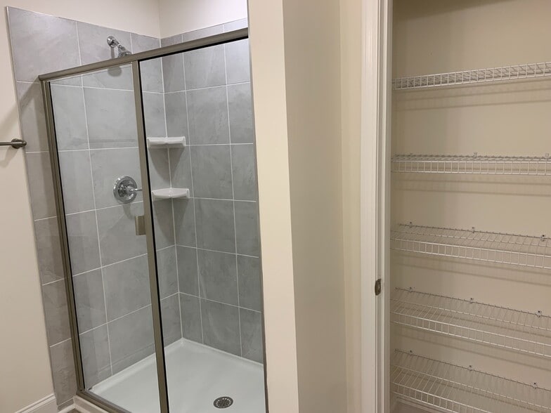 Master Bath Room - 2004 Solana Woods Dr