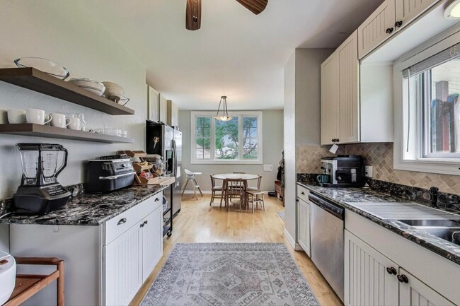 Building Photo - 36 E Touhy Ave