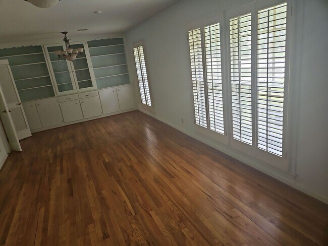 Building Photo - 2924 Fernway Dr