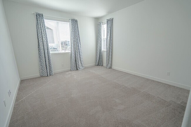 Building Photo - 3-Bedroom Home with Solar Panels & Smart Home Features in Valencia!