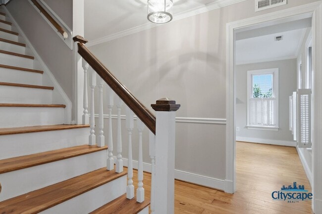 Building Photo - Charming Farmhouse-style Home Adjacent to Huguenot Park!