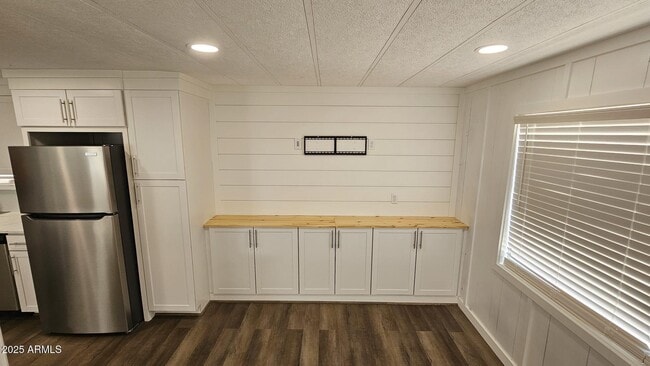 Building Photo - 10981 N Faldale Rd