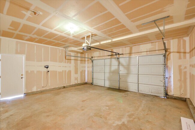 Building Photo - OPEN & SPACIOUS, 4 BEDROOM, 3 BATH 2 STORY...