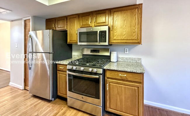 Building Photo - 2058 Mayflower Dr