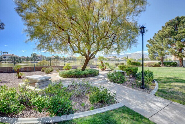 Building Photo - COMING SOON!! $1000 off 1st months Rent Guard-Gated Golf Course Living on the 14th Green!