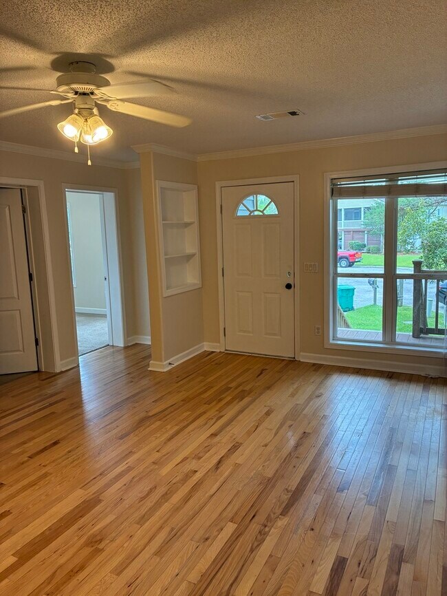 Building Photo - Beauitful 3/2 House