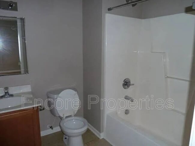 Building Photo - 2004 Hart St