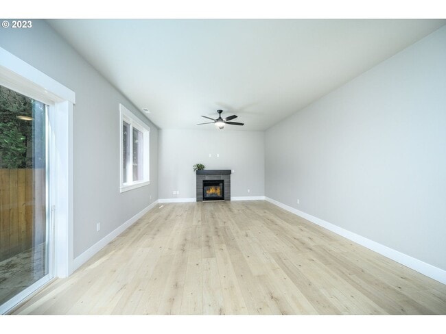 Building Photo - Beautiful Pet Friendly 3 Bedroom, 2.5 Bath House in Newberg