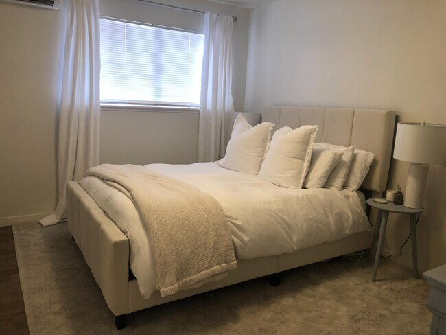 Building Photo - 1915 Fairlawn Ln