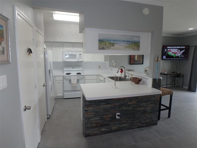 Building Photo - 127 April Point Dr S