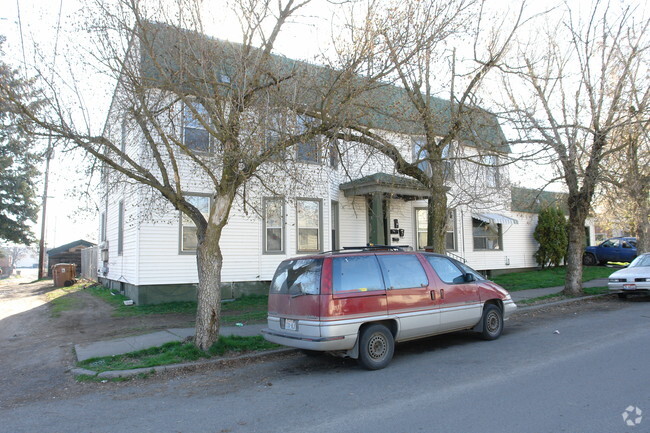 Building Photo - 1112 N Walnut St