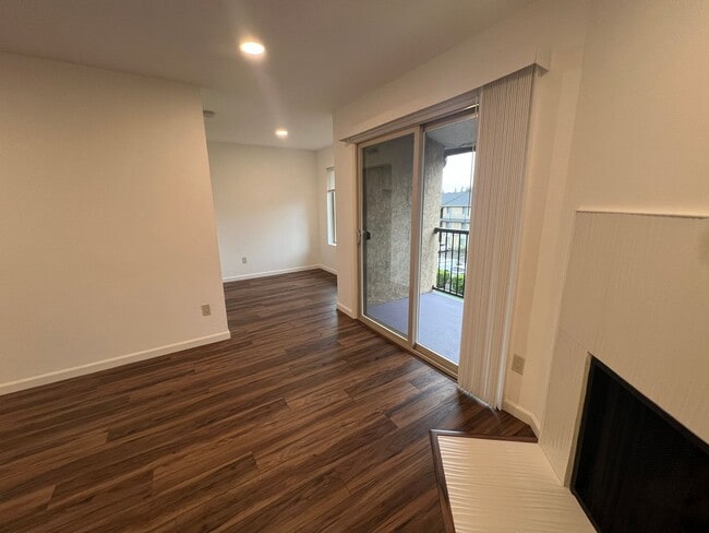 Building Photo - Renovated Top-Floor Condo in Prime Kirklan...