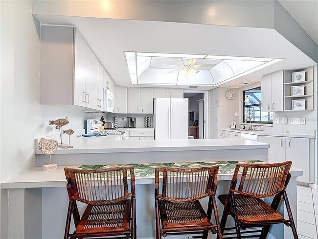 Building Photo - 290 Rotonda Cir