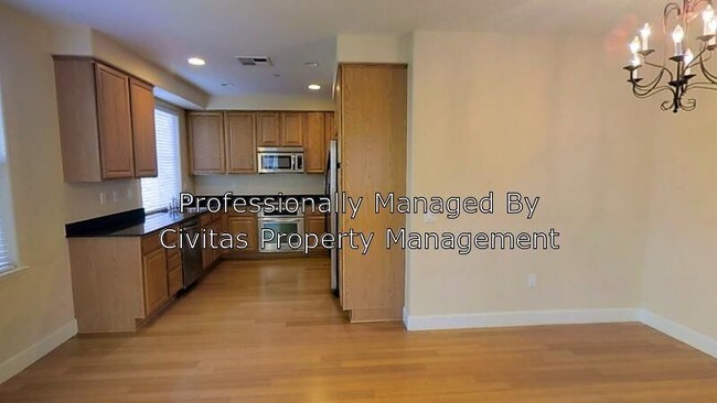 Building Photo - Newer 2/2 Townhome - Bonus Room Pool and More