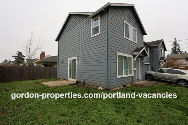 Building Photo - SE 73rd Ave - 3 bedroom townhouse in Mt Scott-Arleta neighborhood