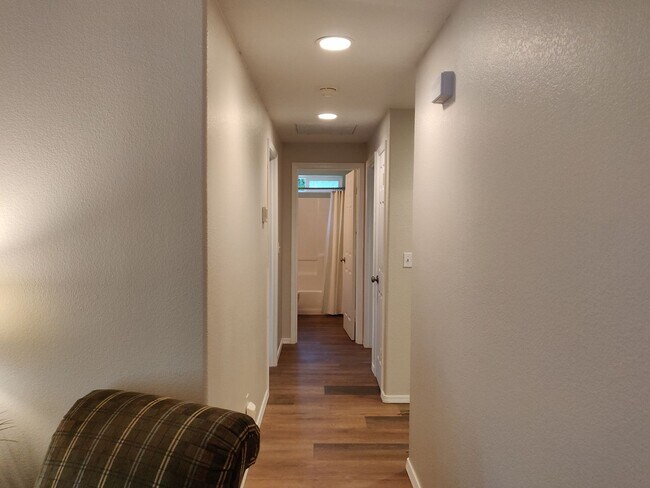 Building Photo - Stylish SW Bend 3×2 with Fenced Yard