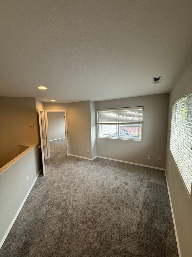 Building Photo - Felida Area - 3 bedroom, 2.5 bath