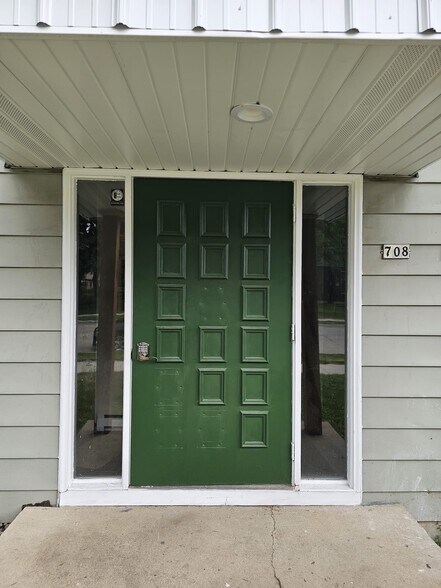 Building Photo - 708 W Lincoln Ave
