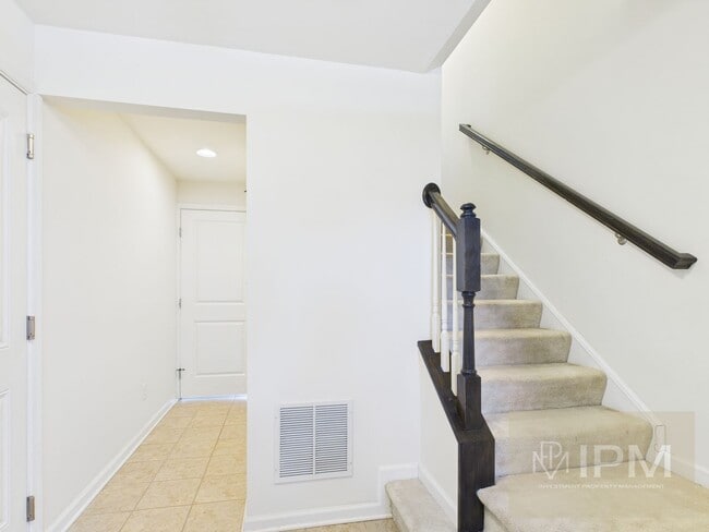 Building Photo - Beautiful 4 Bedroom, 2.5 Bath Townhome in Regents Glen!