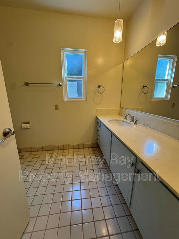 Building Photo - 31 Del Mesa Carmel