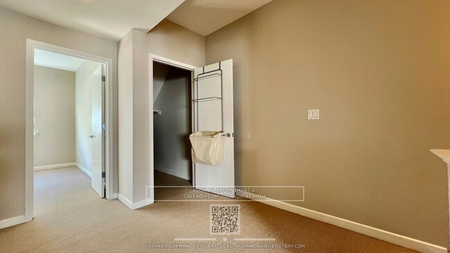 Building Photo - Contemporary Townhouse Living at Its Finest