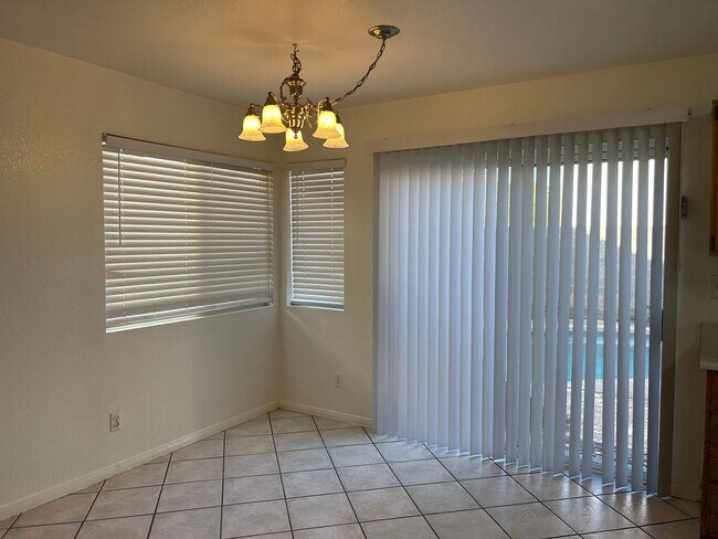 Building Photo - 4 Bedroom Pool Home