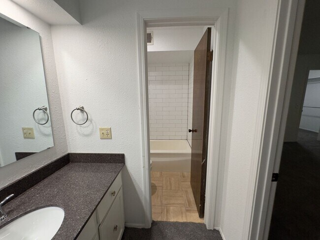 Building Photo - $500 OFF MOVE IN SPECIAL | Cozy Townhome in Quail Creek 2/2.5/2 Car Garage