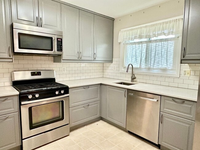 Building Photo - 5 Bedroom 2.5 Bathroom! Parking! Pets Welc...