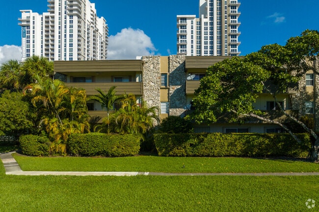 8305 SW 72nd Ave - Ledges