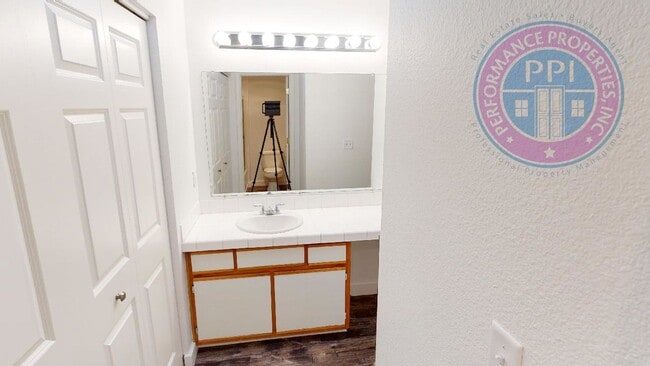 Building Photo - DEPOSIT FREE MOVE IN WITH OBLIGO! WATER,SE...