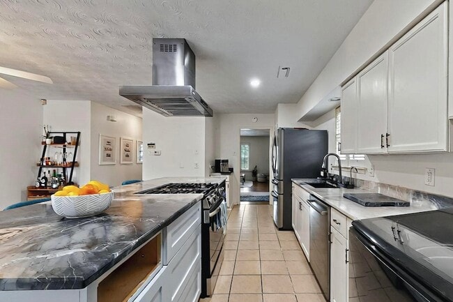 Building Photo - 7305 Lehigh Dr