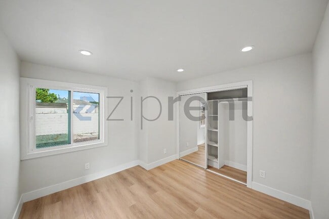 Building Photo - Unit B