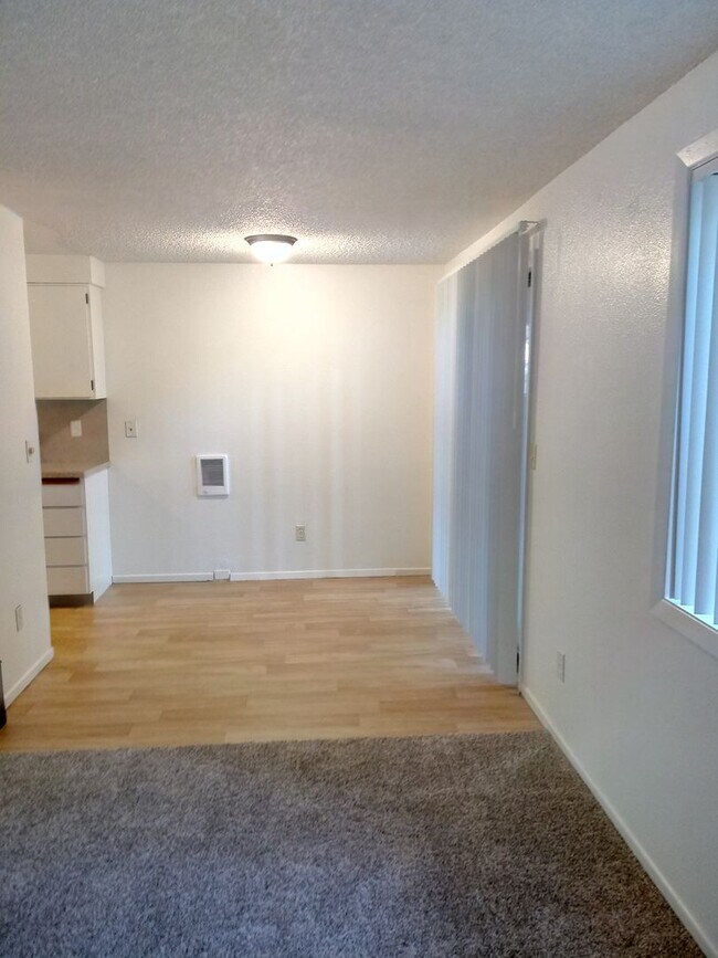 Building Photo - 2 BEDROOM 1 BATH Located next to Chemeketa...